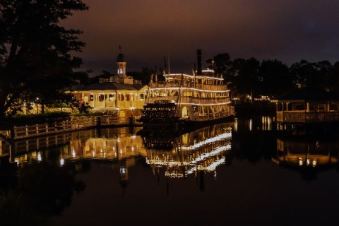 Steam boat - Photo by Tim Mossholder on Unsplash